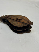 Load image into Gallery viewer, Small boat pulley
